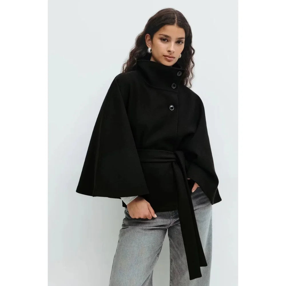 Manteau cape ceinturé - Élance ta silhouette en un geste
