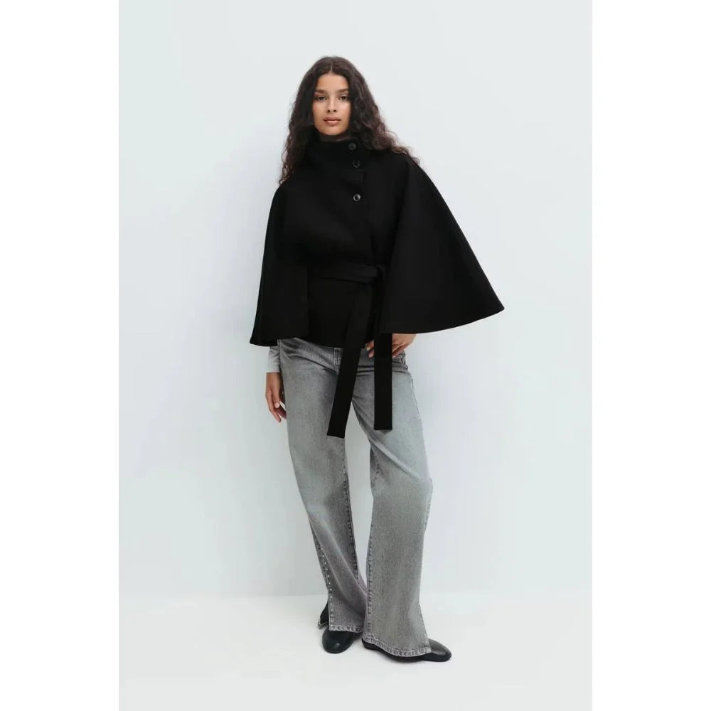 Manteau cape ceinturé - Élance ta silhouette en un geste
