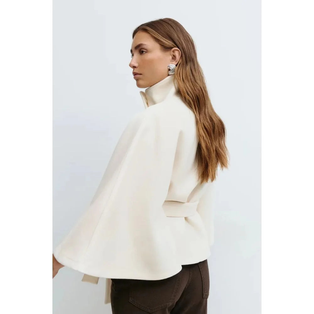Manteau cape ceinturé - Élance ta silhouette en un geste