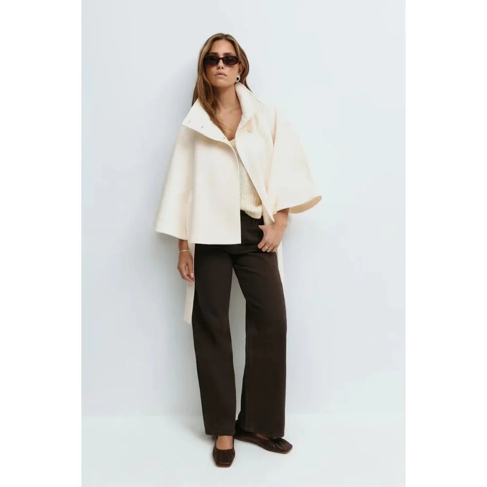 Manteau cape ceinturé - Élance ta silhouette en un geste