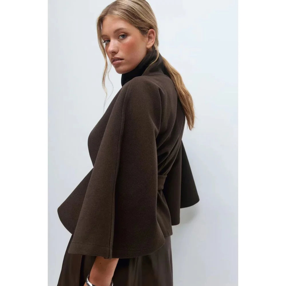 Manteau cape ceinturé - Élance ta silhouette en un geste