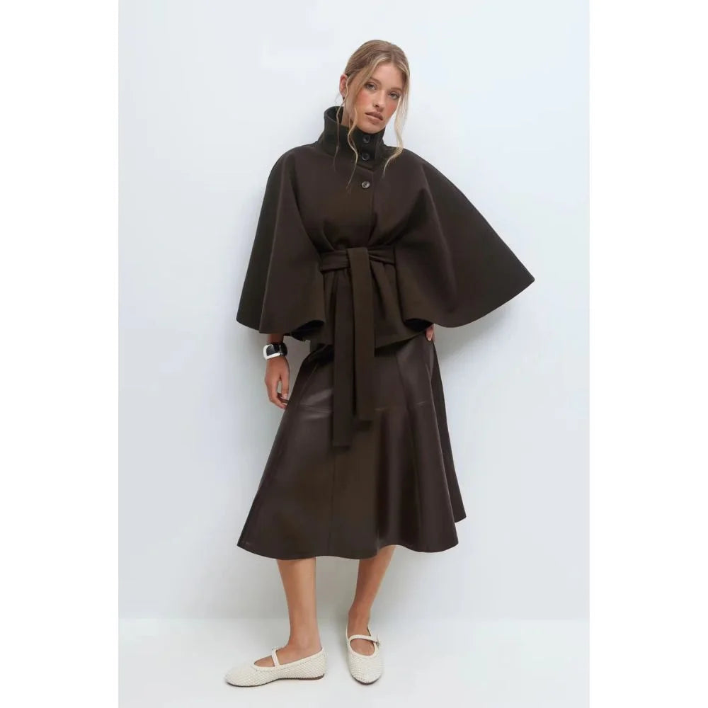 Manteau cape ceinturé - Élance ta silhouette en un geste